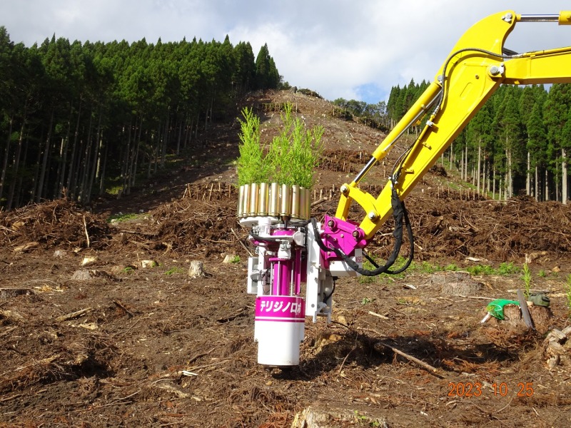 30秒で苗投入が可能 植栽機「テリジノロボ」　松本システム